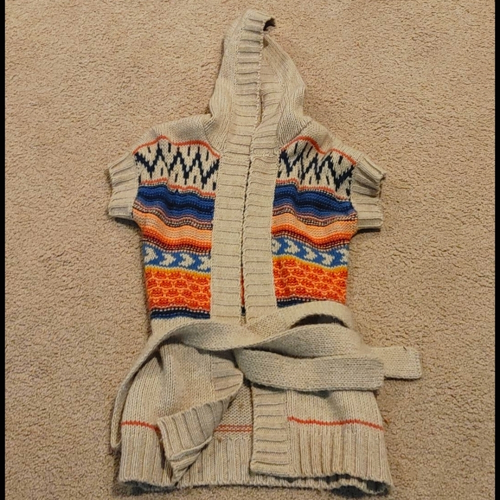 Hooded sweater with sash